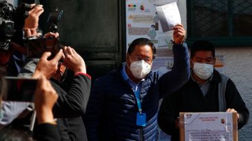 Arce, al momento de poner su voto.