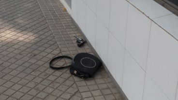 La policía recuperó el bolso. El arma también quedó en el lugar.