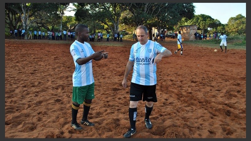 El padre Juan Gabriel Arias se anima a ponerse los cortos y sobre todo la camiseta de su Racing.