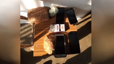 El material secuestrado al agente penitenciario de la cárcel de Piñero.