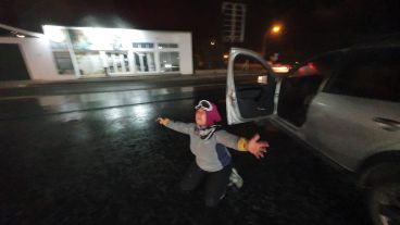 Una mujer celebra la lluvia en Capilla del Monte.