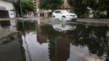 Las lluvias dejaron calles anegadas este martes.
