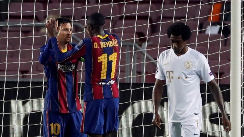 Leo celebra con Dembelé, otro goleador en la noche del Camp Nou.