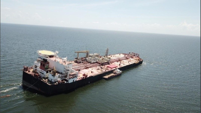 El buque petrolero se inclinó hacia un costado frente a una costa remota de Venezuela y desató renovados llamados internacionales para que se impida un derrame colosal de proporciones históricas