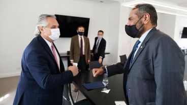 El saludo del presidente con el embajador de Kuwait; Perotti participó por videoconferencia.