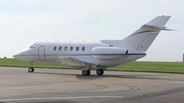 La aeronave rematada por el Gobierno uruguayo es un jet Hawker 700.