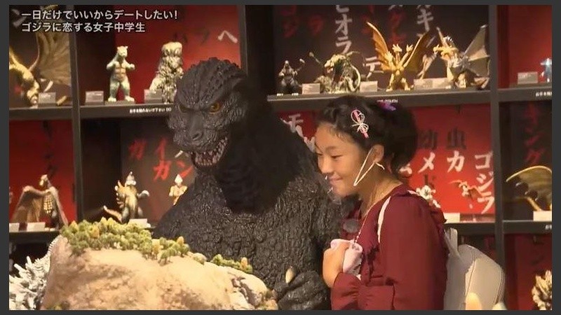 Dieron una caminata en la playa que terminó con un beso.