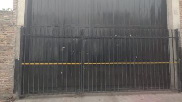 El portón y las marcas de los tiros.