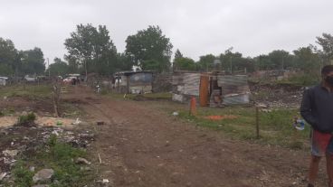 Más de 82 familias se asentaron en un terreno privado y resisten ser desalojados.