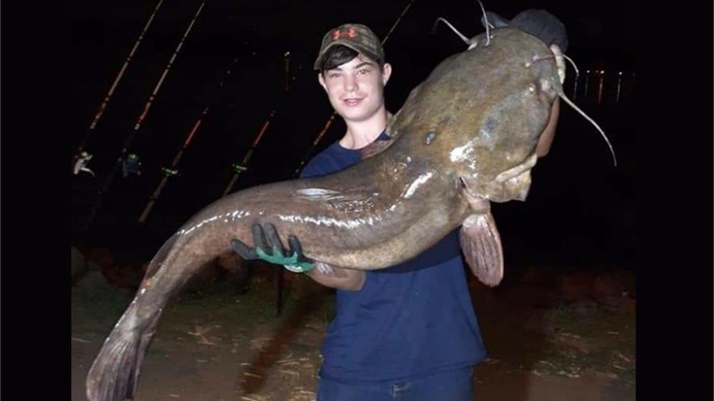 Los abuelos del niño contaron que este bagre es lo más grande que ha pescado