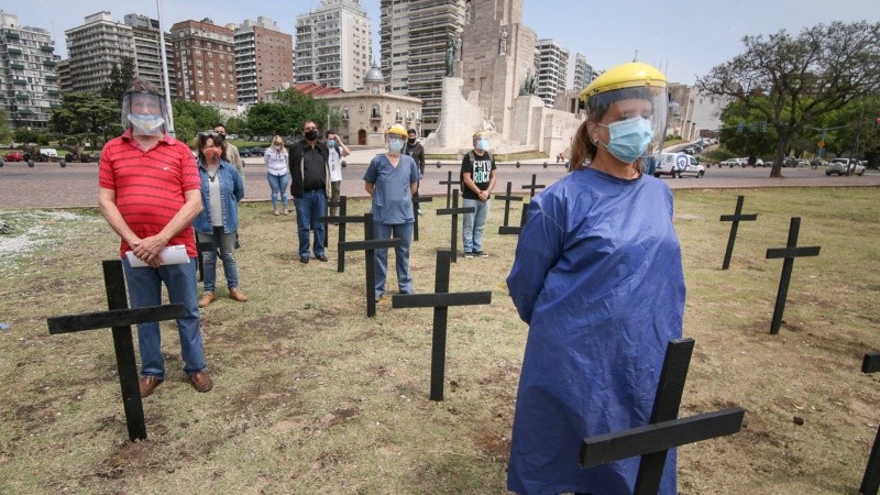 Profesionales de la salud en el Monumento a reclamar por restricciones. 