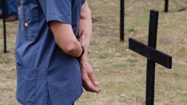 Profesionales de la salud en el Monumento a reclamar por restricciones.