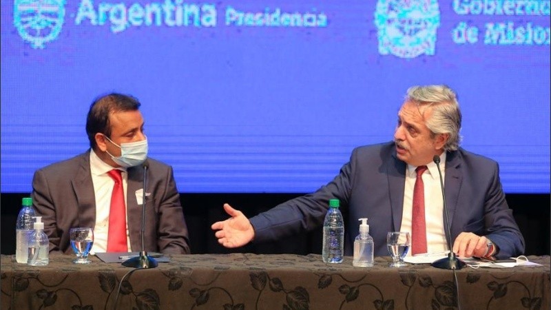 El presidente junto al gobernador Herrera Ahuad, en Misiones.