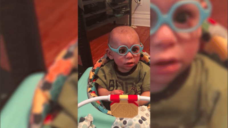Al ver a través de sus primeras gafas, el bebé se llena de alegría