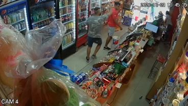 El ladrón dio un culatazo al hermano de la joven que atendía el quiosco.