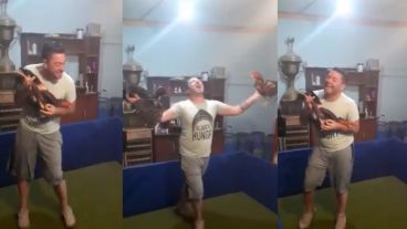El hombre se grabó con sus gallos a puro baile.
