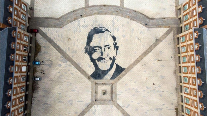 La pintura de Néstor Kirchner en la rambla, que luego fue borrada. 