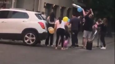 Los familiares de Charo la saludaron a distancia en su cumple de 80.