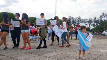 Postales del reclamo de la Promo 2020 en el Monumento.