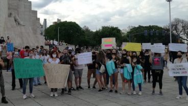 Postales del reclamo de la Promo 2020 en el Monumento.