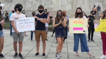 Postales del reclamo de la Promo 2020 en el Monumento.