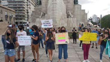 Postales del reclamo de la Promo 2020 en el Monumento.
