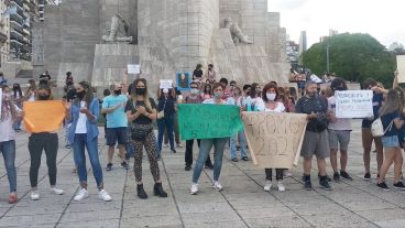 Postales del reclamo de la Promo 2020 en el Monumento.