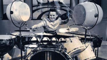 Cuando le decían que por su velocidad era la "la Gene Krupa femenina", ella respondía que, en verdad, el baterista era "el Viola Smith masculino".