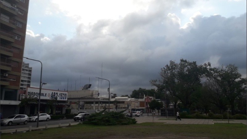 Nubes oscuras hacia el oeste de Rosario. ¿En retirada?
