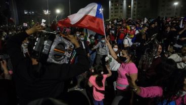 No dejan de llorar, saltan, cantan y esbozan abrazos imposibles, en un intento por cumplir con la distancia física.