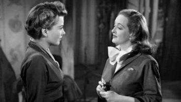 Eve (Anne Baxter) y Margo (Bette Davis) , en la película "All About Eve" (1950)