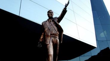 El gobierno del Frente de Todos conmemora los 10 años de la muerte del ex presidente, que coincide con el primer año del triunfo electoral que llevó a Alberto Fernández a la presidencia.