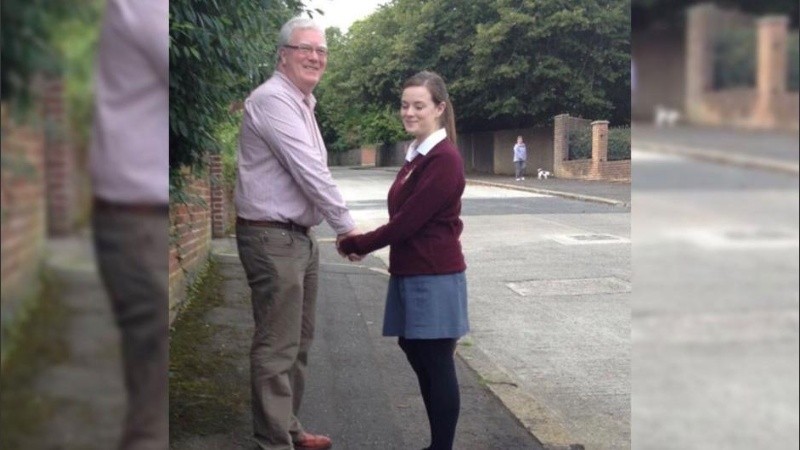 La primera foto fue tomada en el 1999 en el primer día de primaria de su hija