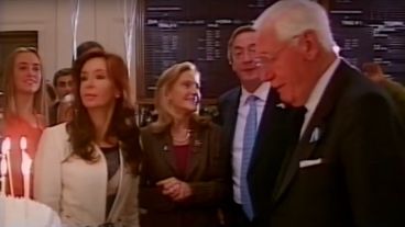 Néstor y Cristina, a punto de soplar las velitas por los 40 años de Canal 3 junto a la familia Gollán.