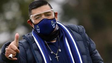 Un custodio del ex futbolista dio positivo y encendió las alarmas en el entorno del Diez.