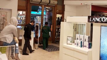 La policía escondió juguetes en el subsuelo del local y fue advertida.