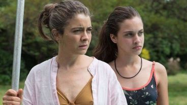 Las actrices Érica Rivas y Ornella D'Elía en una escena de la película "Los sonámbulos"