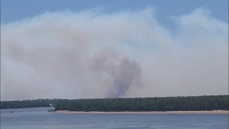 El humo que se levanta sobre las islas y cruza el río. 