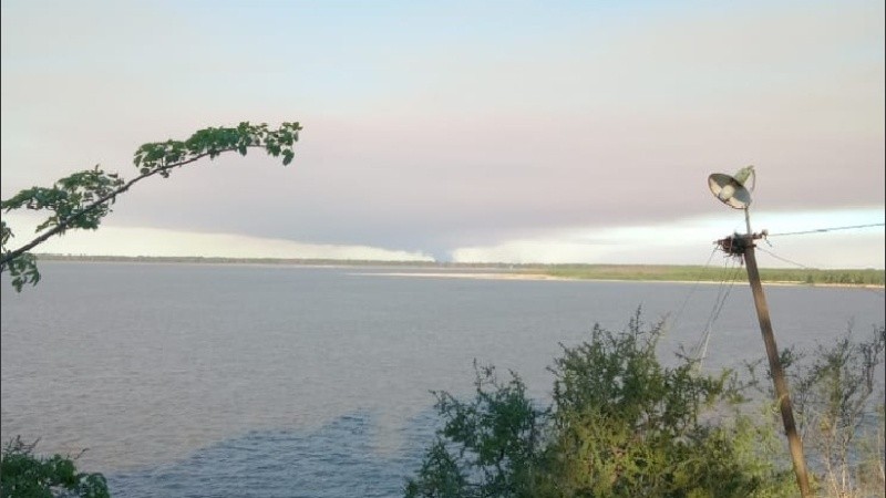 Columnas de humo cerca de la ruta a Victoria y a la altura de Granadero Baigorria.