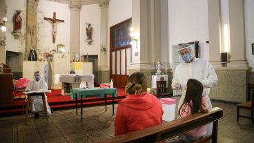 En la iglesia anexa al geriátrico se hacen hisopados.