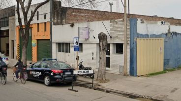 El policía le sacó la tarjeta y realizó la extracción del dinero en un banco de Villa Gobernador Gálvez.