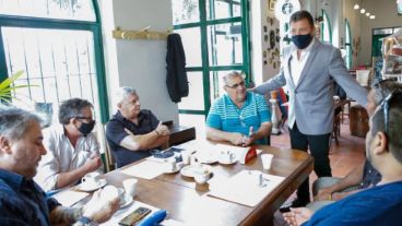 El intendente Leonardo Raimundo junto a referentes del sector fluvial.