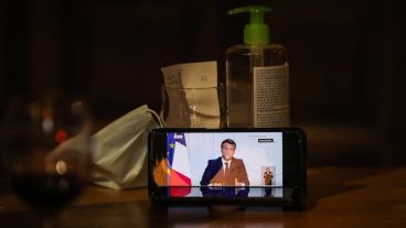 Macron durante el anuncio de las medidas de confinamiento.
