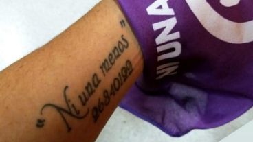 El brazo de Jimena tatuado con su DNI y la leyenda "Ni una menos"