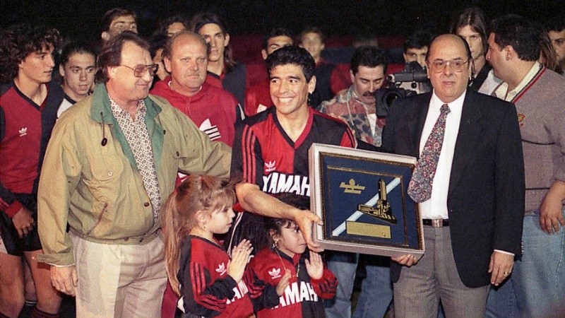 Diego recibe una placa antes del partido contra Emelec el 7 de octubre del 1993. (Foto: Carlos Ronga)