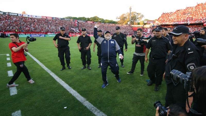 El saludo de Maradona a los hinchas de Newell´s en su regreso al Parque como DT de Gimnasia. (Alan Monzón/Rosario3)