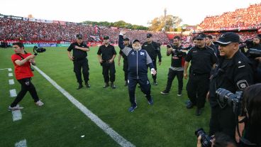 El saludo de Maradona a los hinchas de Newell´s en su regreso al Parque como DT de Gimnasia. (Alan Monzón/Rosario3)