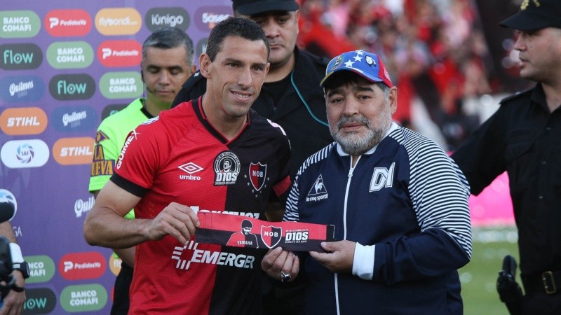 El capitán de Newell´s, Maxi Rodríguez, junto a Diego Maradona. (Alan Monzón/Rosario3)