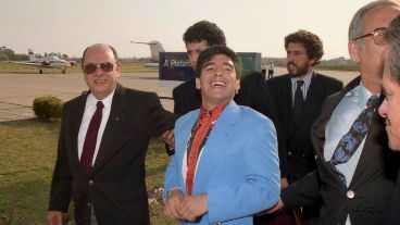 El 13 de septiembre de 1993 Maradona llega en avión al aeropuerto de Rosario. (Foto: Carlos Ronga)