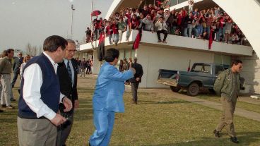 Hinchas de Newell´s fueron al aeropuerto a recibir a Diego. (Foto: Carlos Ronga)